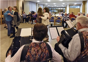 Im Nachtcafé spielen die Rheintalmusikanten beim dritten Geburtstag auf. Nachtcafe Konzert zum Geburtstag 2016