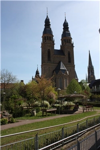 St. Martha Blick auf Josephskirche Die Bewohner haben von ihren Zimmern aus einen Blick in den Garten und auf die St. Josephskirche.
