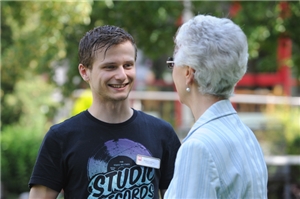 Junger Mann spricht freundlich lachend mit älterer Frau, eine Bewohnerin eines Altenzentrums. Junger Mann spricht freundlich lachend mit älterer Frau, eine Bewohnerin eines Altenzentrums.