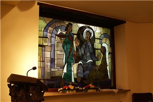 Das Fenster in der Kapelle vom Altenzentrum St. Martha mit buntem Glas, das eine Szene aus dem Neuen Testament mit Jesus Christus und einem Mann und einer Frau an seiner Seite zeigt. Das Fenster in der Kapelle vom Altenzentrum St. Martha mit buntem Glas, das eine Szene aus dem Neuen Testament mit Jesus Christus und einem Mann und einer Frau an seiner Seite zeigt.