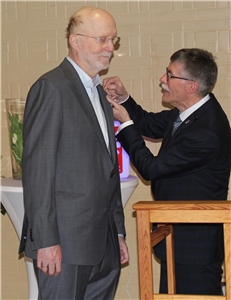 Stefan Syren wird vom Caritasvorsitzenden Domkapitular Karl-Ludwig Hundemer mit dem Ehrenzeichen in Gold des Deutschen Caritasverbandes ausgezeichnet. 