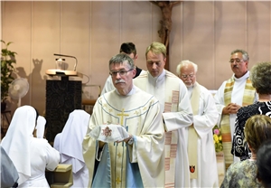 Domkapitular Hundemer trägt das Allerheiligste aus der Kapelle. Profanierung der Kapelle 8