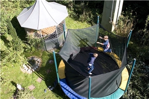 Kinder auf dem Trampolin 2.2. Spenden