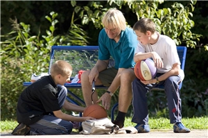 Ein Mitarbeiter mit zwei Jungen. Ein Mitarbeiter mit zwei Jungen.
