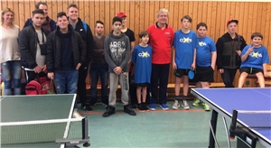 Die Turnierteilnehmer stellen sich zum Gruppenfoto auf. Tischtennisturnier 17.01.17_2