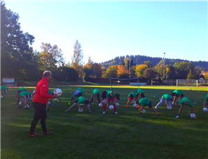 Fußballcamp 4 Kinder auf einem Fußballplatz