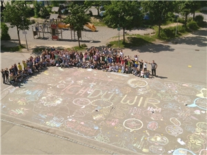 IchDuWir GMS Leutkirch 11 Kreidebild auf Schulhof