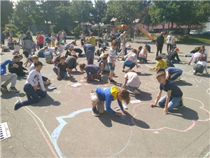 IchDuWir GMS Leutkirch 03 Kinder bemalen Schulhof mit Kreide