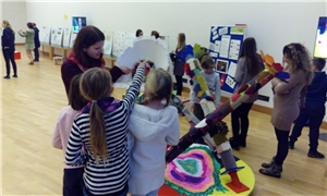 Kinder in einem Ausstellungsraum