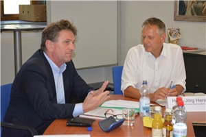 Sommertour Manne Lucha 02 zwei Männer an einem Tisch