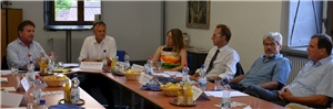 Sommertour Manne Lucha 04 mehrere Personen an einem Tisch