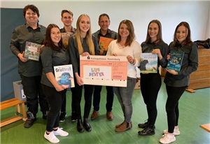Spendenübergabe Frühstücksverkauf Gardinia Isny Gruppenbild mit Spendencheck