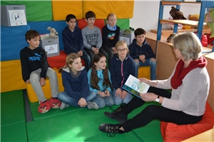 Vorleser gesucht Frau liest Kindern vor