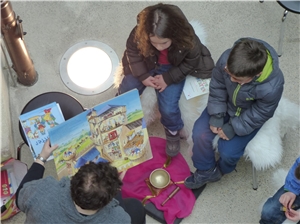 VorleserInnen gesucht Kinder um eine Vorleserin