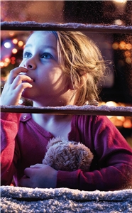 Weihnacht_2017_2 Kind mit Teddybär in der Hand schaut in den Himmel