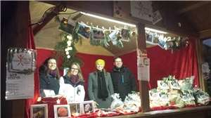 vier Personen in Weihnachtsmarktstand