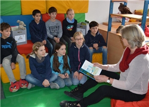 Lesewelten Frau liest Kindern vor