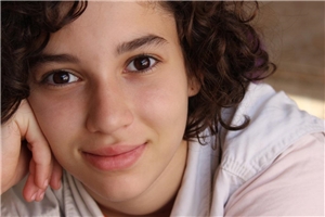 junges Mädchen mit dunklen Augen und Locken junges Mädchen mit dunklen Augen und Locken
