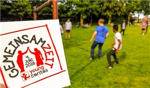 Kevelaer Aufkleber mit Logo, kickende Jugendliche