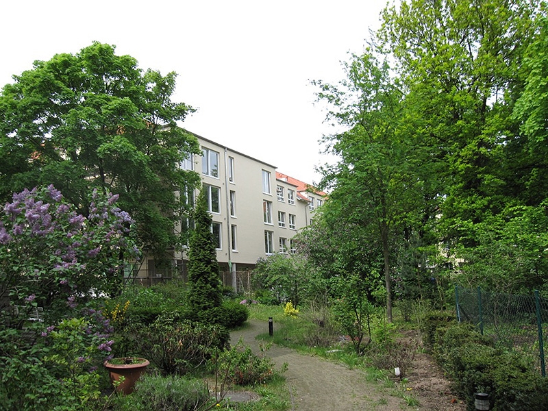 Der Neubau ist von einer Grünfläche umgeben, die zum Spaziergang einlädt. 