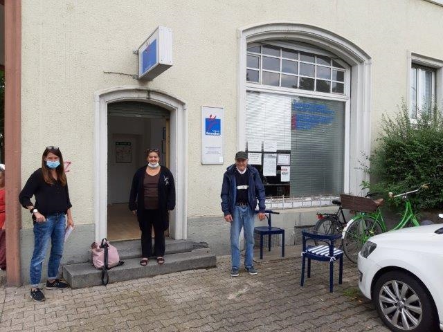 Drei Klienten stehen vor dem Gesundheitsladen (Foto: Caritasverband Worms e.V.)