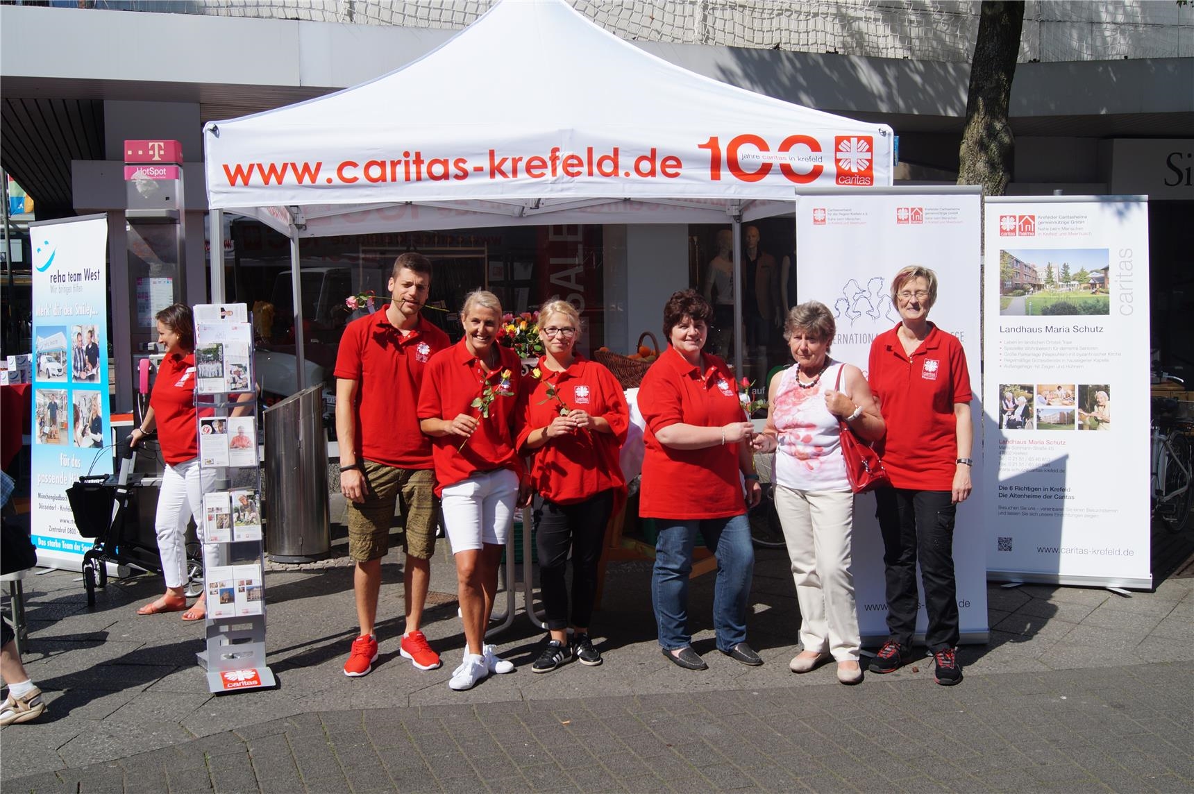 Team des Infostandes in der Krefelder Innenstadt 