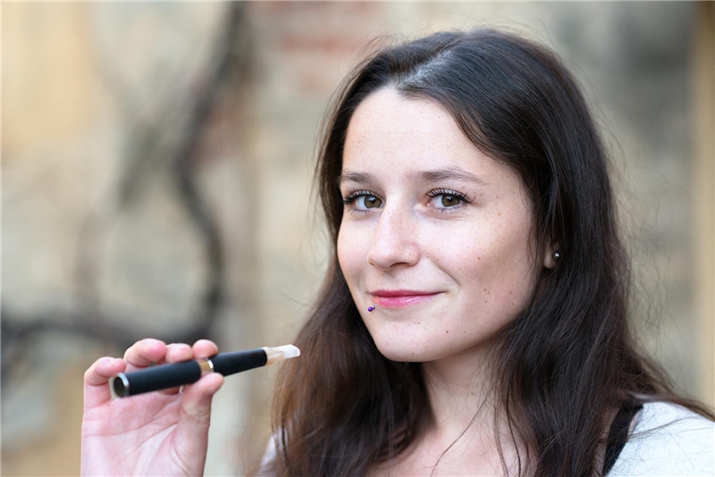 Bild einer jungen Frau mit E-Zigarette