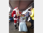 Patrick Kuntz von den "Riding Santas" nimmt aus den Händen von Schülersprecherin Luisa die Spenden entgegen. 