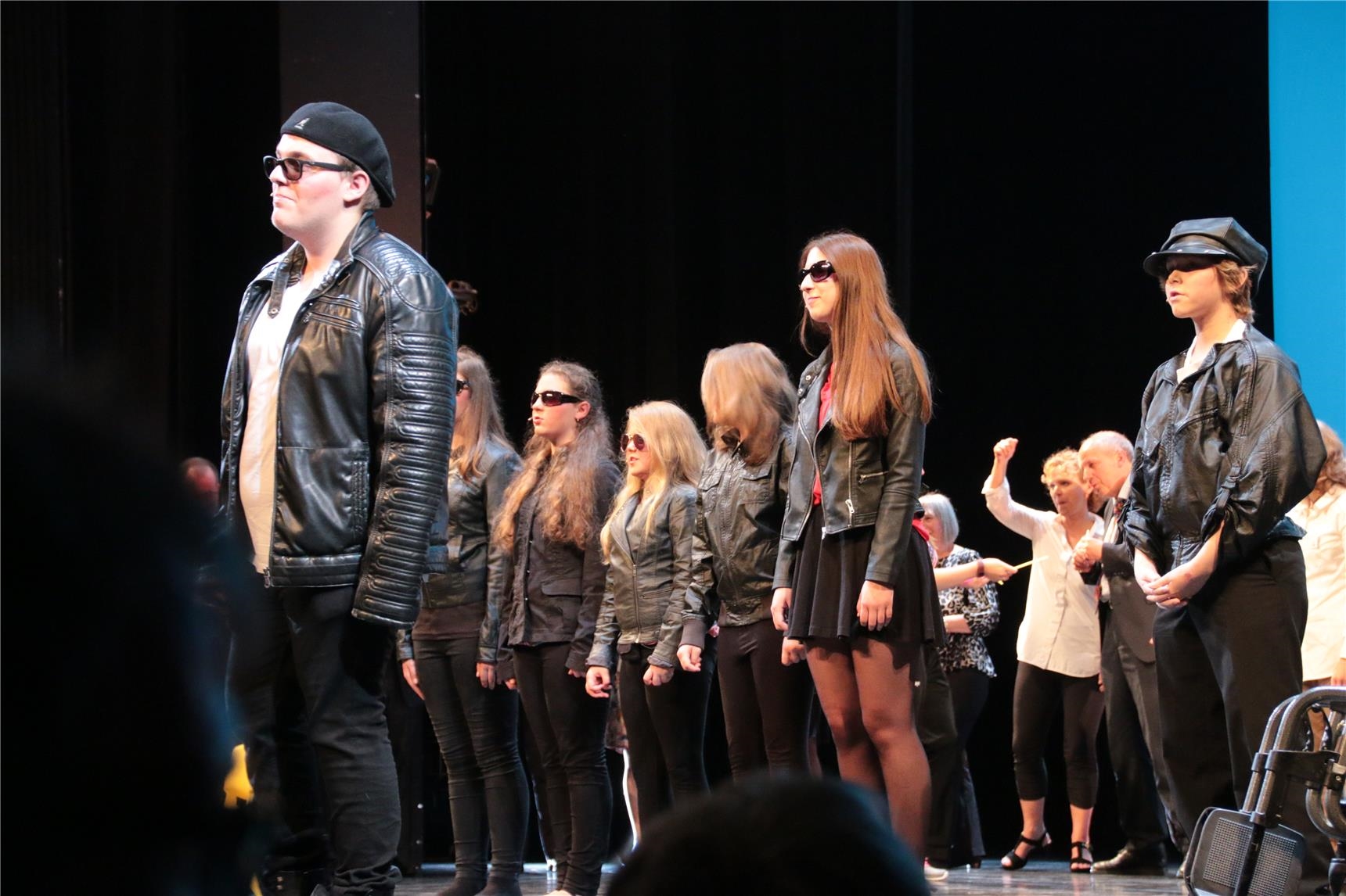 Das Foto zeigt eine Gruppe als Rocker verkleideter Jungen und Mädchen auf einer Bühne (Harald Westbeld)