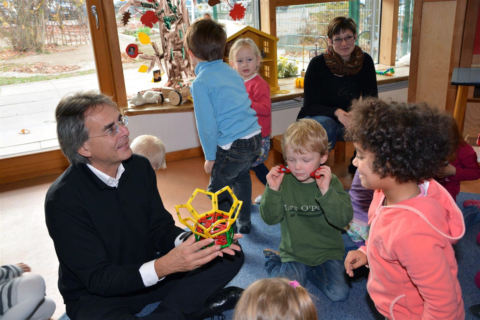 Regierungspräsident Axel Bartelt als „Erzieher“ bei den Kindern im Augustinushaus. 