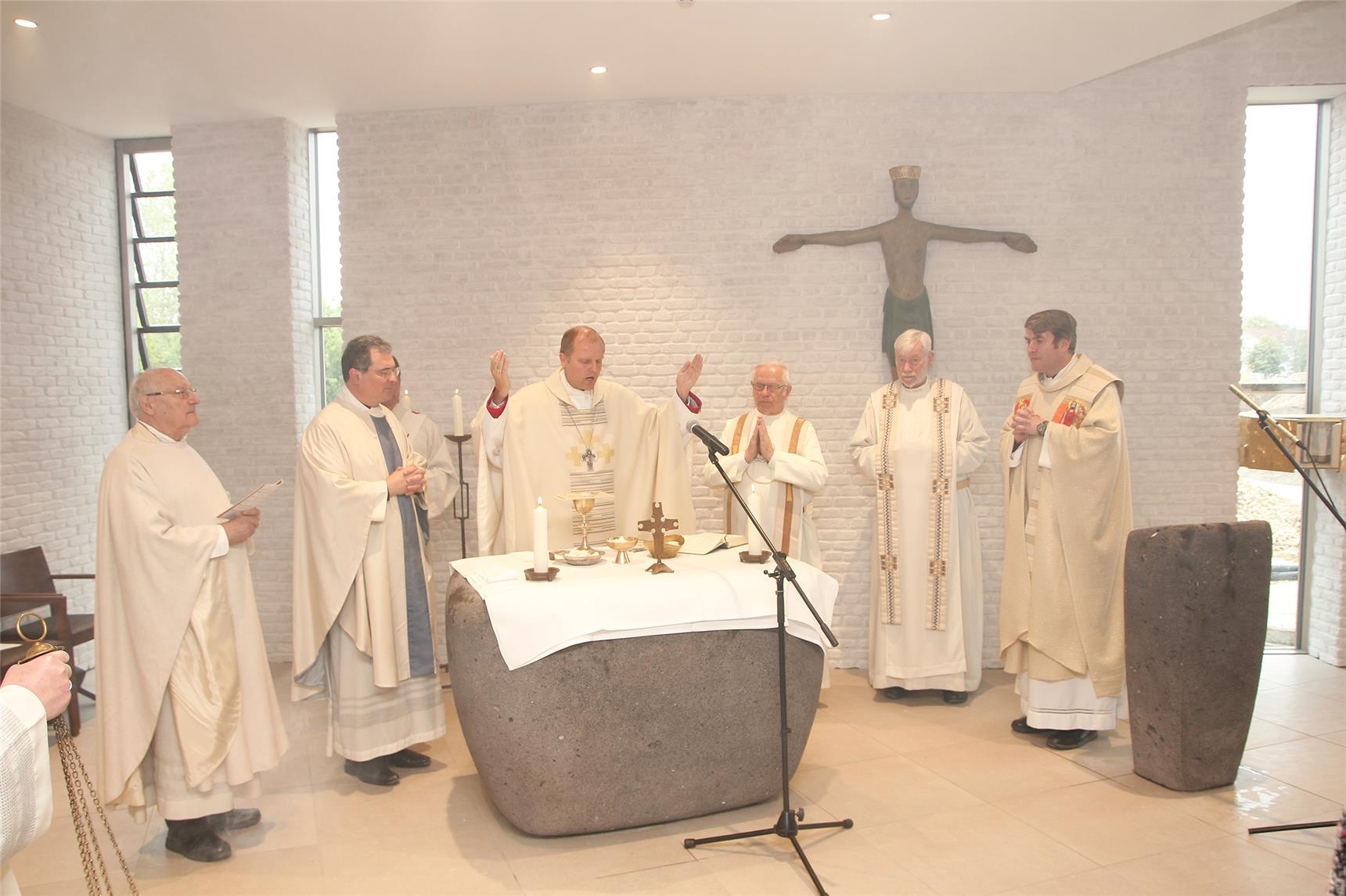 Die erste Eucharistiefeier am neu geweihten Altar. (Bernhard Gattner)