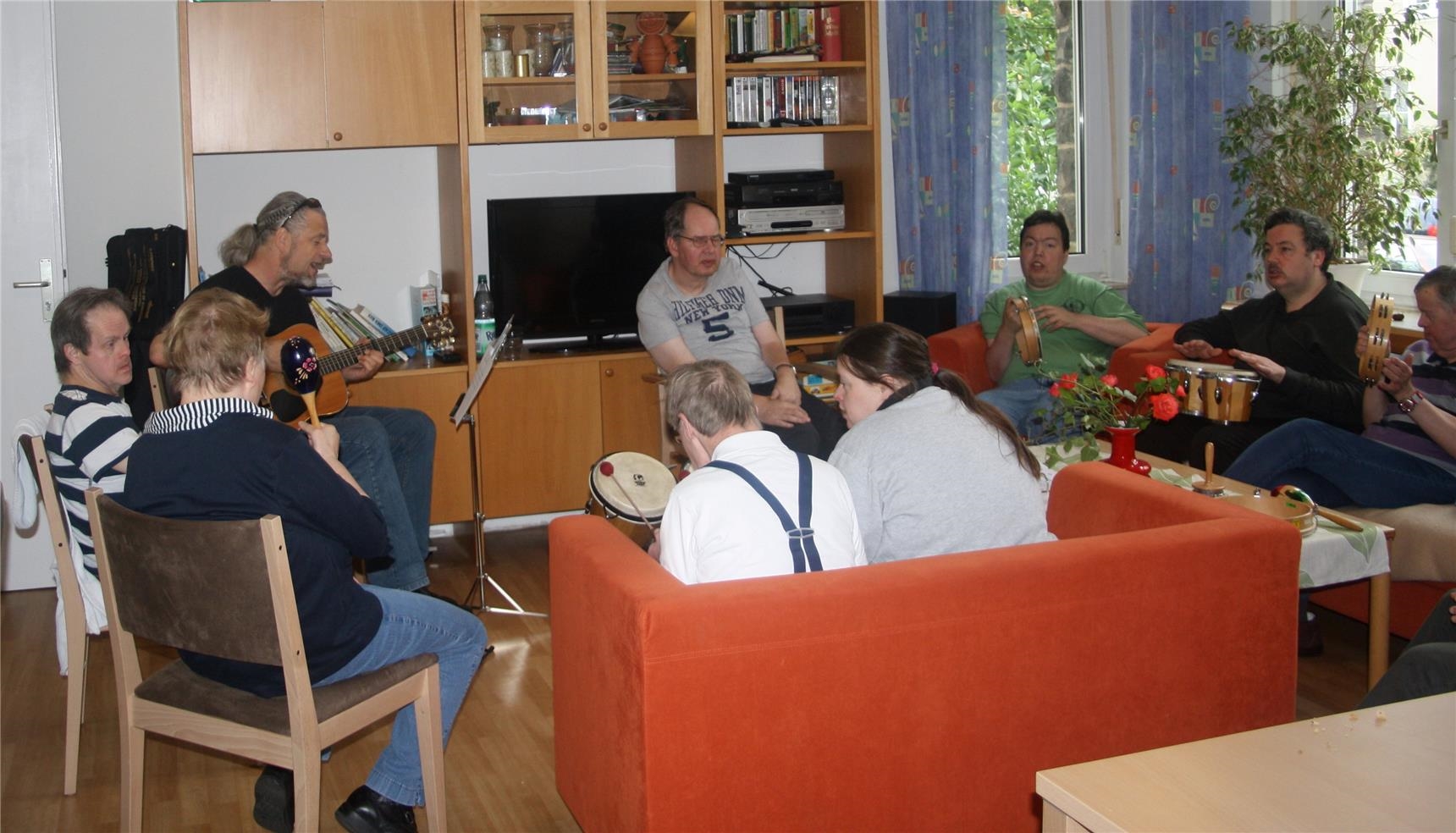 Gruppe beim Musizieren (Foto: Caritasverband Koblenz)