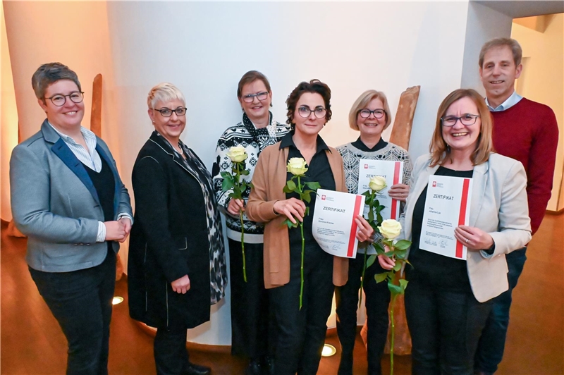 Die neuen ehrenamtlichen Hospizbegleiterinnen des Caritasverbandes erhielten zum Abschluss ihres Qualifizierungskurses ihre Zertifikate von den Koordinatorinnen Nicole Berchter (l.) und Irmtrud Buffen