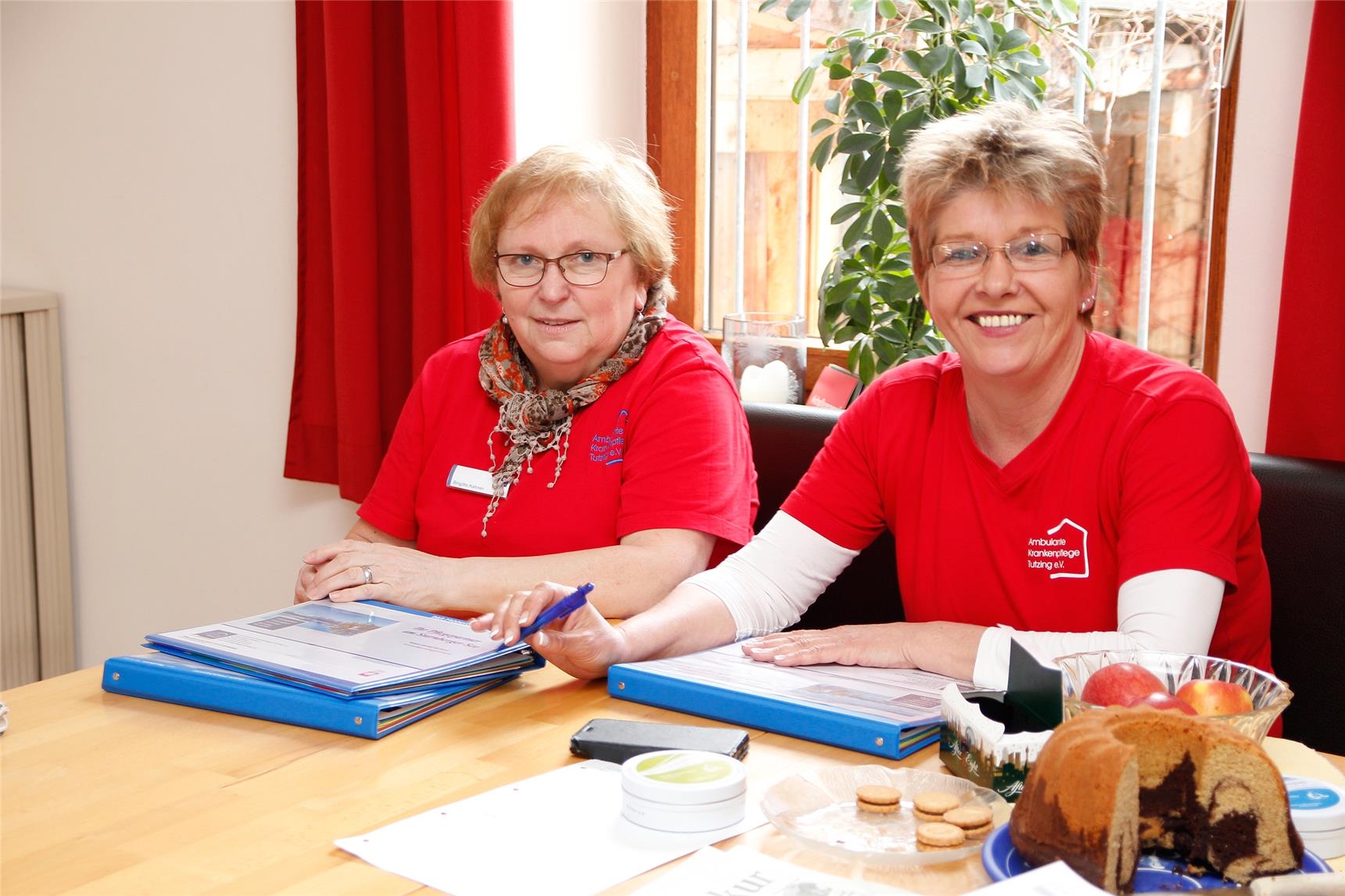 Die beiden Pflegehelferinnen Brigitte Kahner und Petra Horn lieben ihre Arbeit. (Bernhard Gattner)