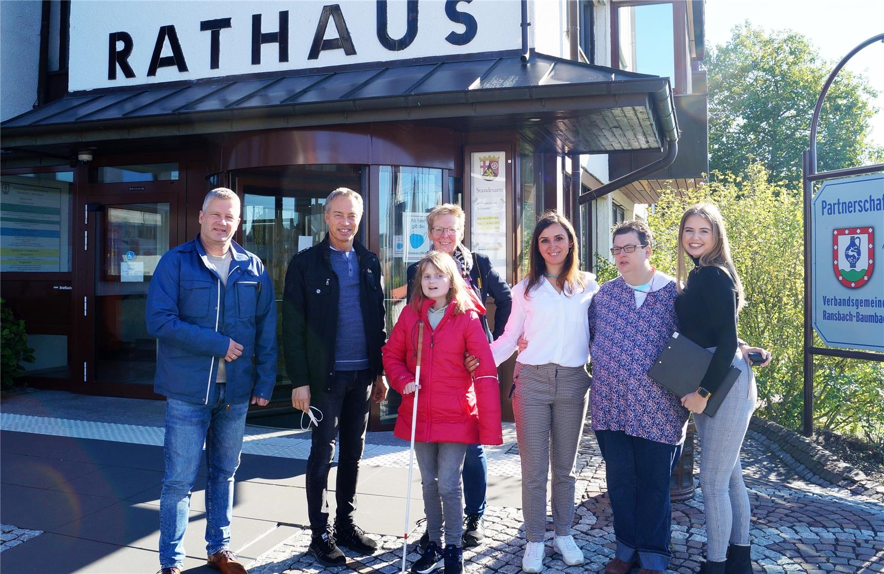 Die Beteiligten der Aktion Schichtwechsel beim Erinnerungsfoto vor dem Rathaus in Ransbach-Baumbach. (Caritasverband Westerwald-Rhein-Lahn e.V.)