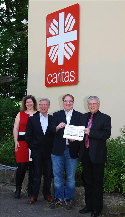 Gruppenbild mit Spendenübergabe (Caritas Konstanz)