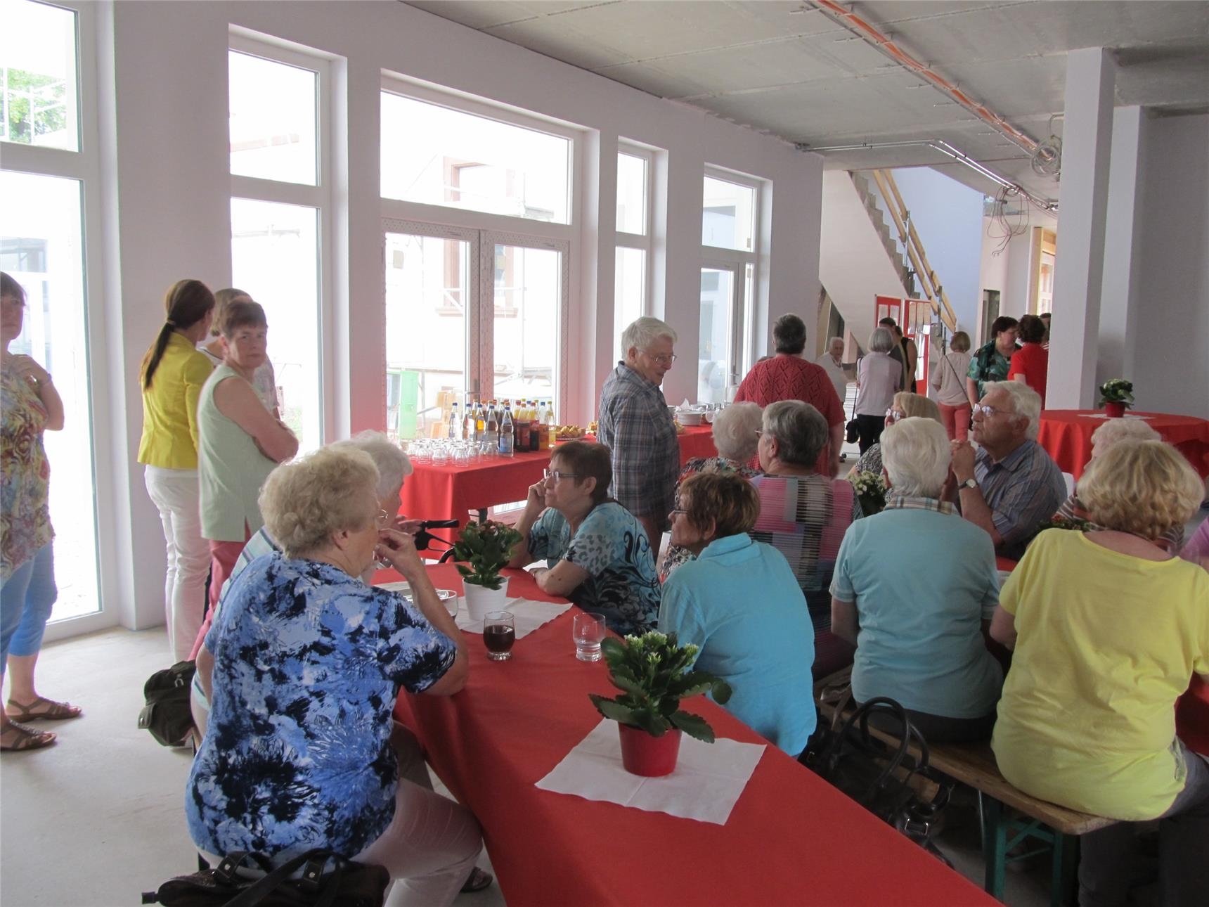Besucher im Foyer des Caritas-Seniorenwohnprojektes in Worms-Abenheim. (© Patricia Mangelsdorff)