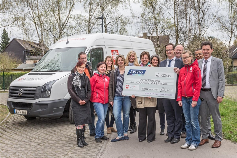 Die Geschäfstführung von Aristo-Pharma überreicht dem Team vom Arztmobil einen Scheck über 10.000 Euro