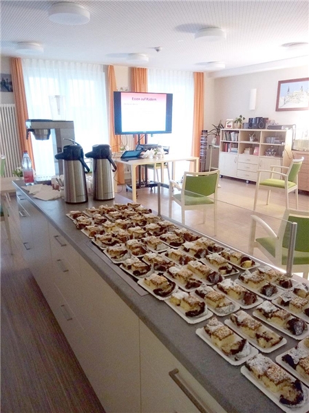 Kaffee und Kuchen zum Tag der offenen Tür in der Tagesbetreuung Franziskusgarten