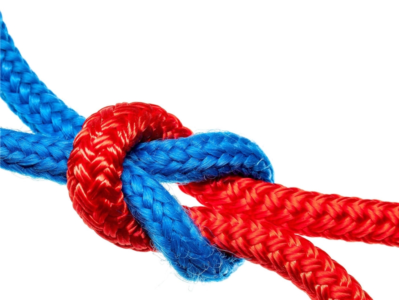 ein blaues und ein rotes Seilende fest miteinander verschlungen