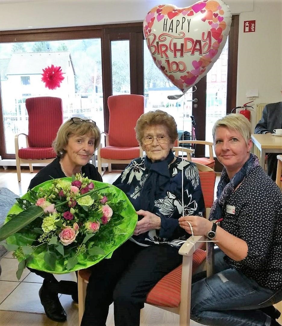 2 Frauen mit der 100-Jährigen in der Mitte (S. Oleff)