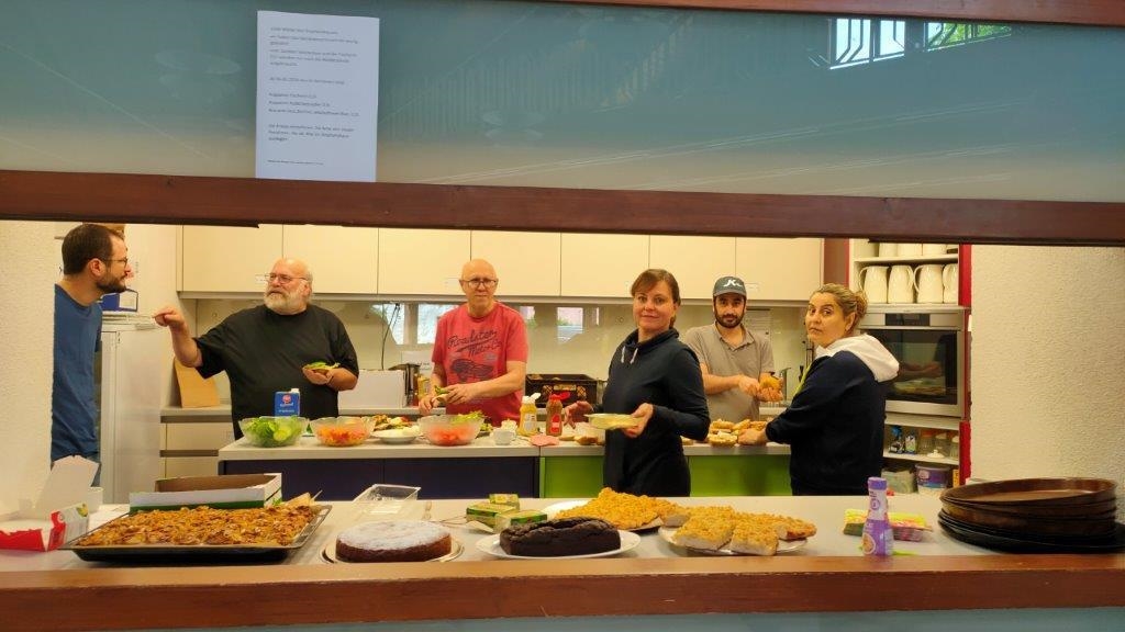 Die (ehrenamtlichen) Mitarbeitenden der Caritas in der Küche beim Vorbereiten (Caritas Konstanz)