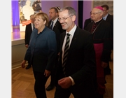 Kanzlerin Merkel und Caritas-Präsident auf dem Weg in den Kuppelsaal des bcc.