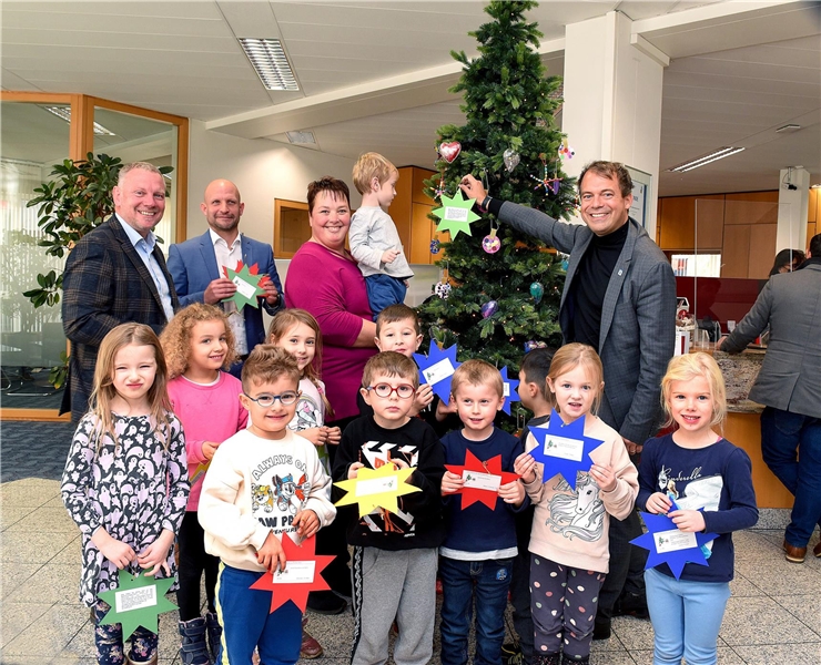 Toll von Kita-Kindern und Bürgermeister Christian Pakusch (r.) geschmückt präsentieren sich die Weihnachtswunschbäume in den drei Willicher Sparkassen-Filialen. Ab sofort können wieder Sterne gepflück