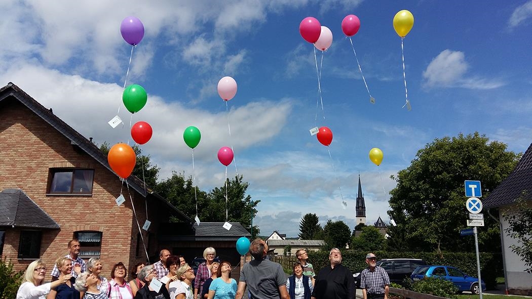 Menschen lassen bunte Luftballons steigen (Foto: Caritasverband für den Bezirk Limburg)
