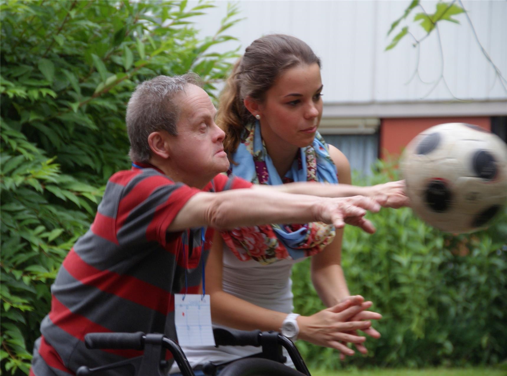 Junge Frau und junger Mann mit Behinderung beim Fußballspielen (Foto: Marco Wagner)