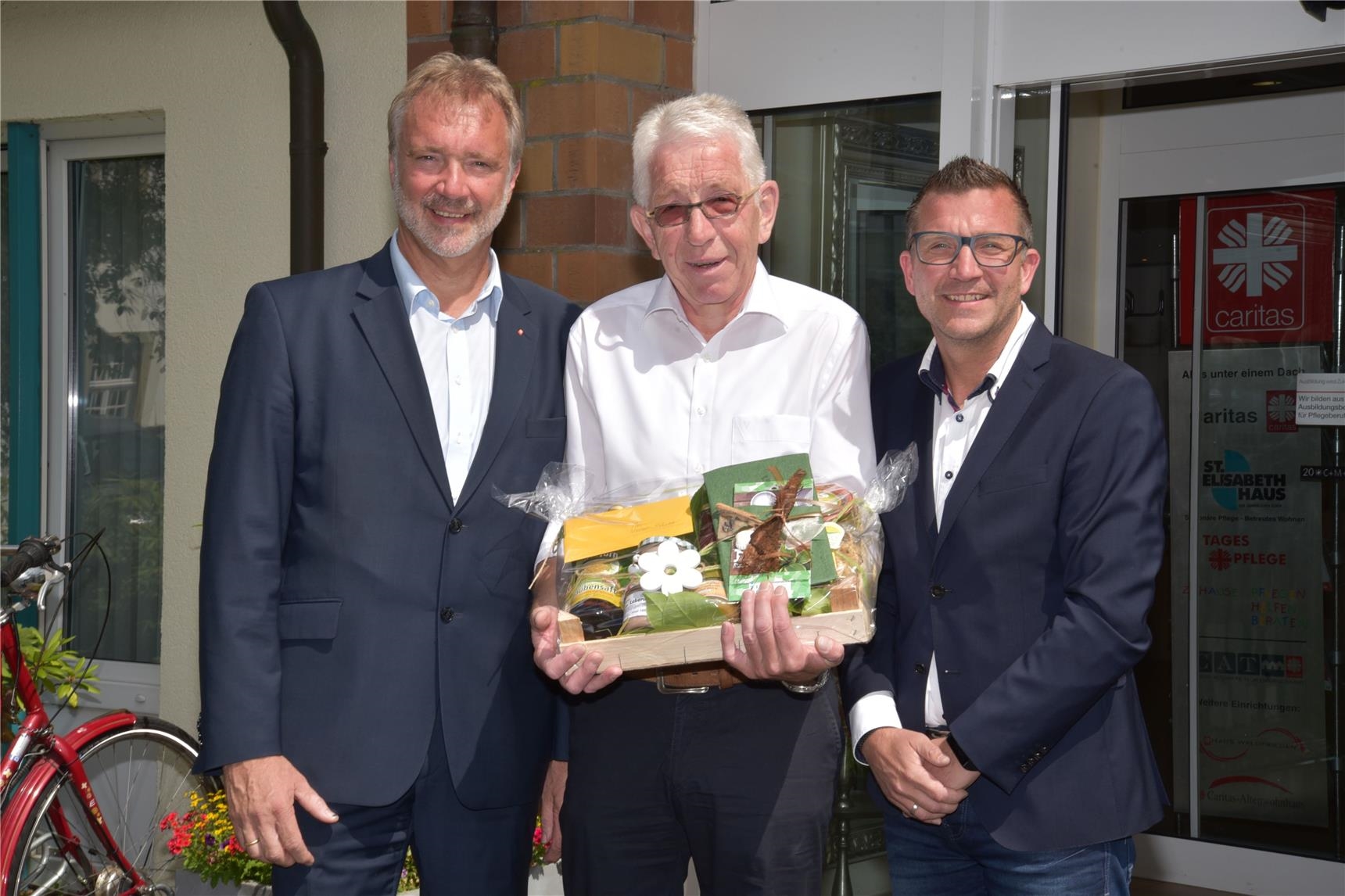 Vinzent Bäumer (Mitte) wurde von Geschäftsführer Detlev Becker (links) und Marco Greßler in den Ruhestand verabschiedet.  