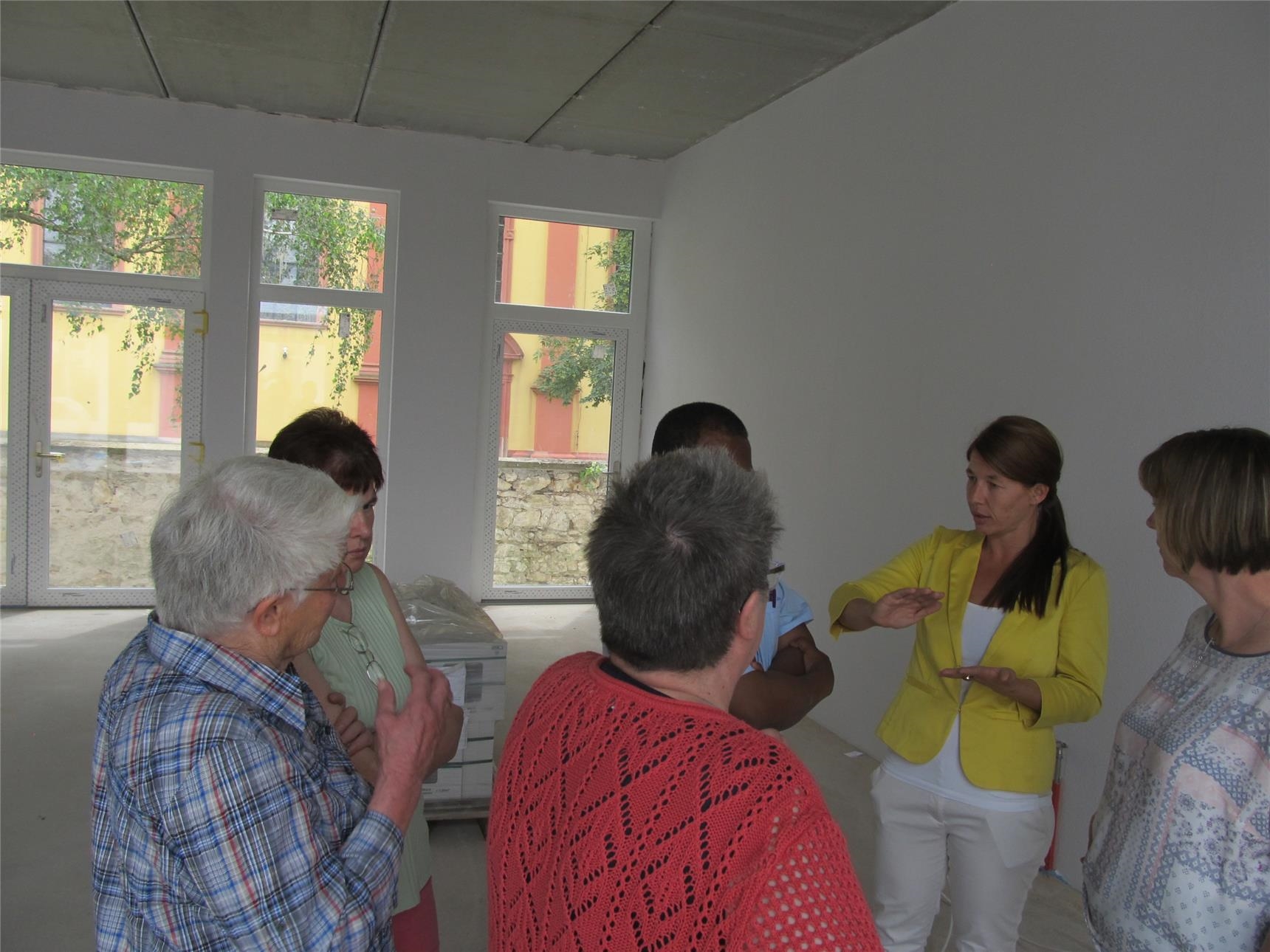 Die Fachbereichsleiterin im Gespräch mit interessierten Besuchern. (© Patricia Mangelsdorff)