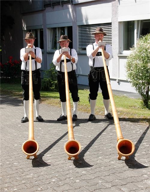 Die Bubenhauser Alphornbläser spielten bei der Feier anlässlich des Spatenstichs für das neue Caritas-Seniorenzentrum St. Damian in Neu-Ulm.  (Bernhard Gattner)