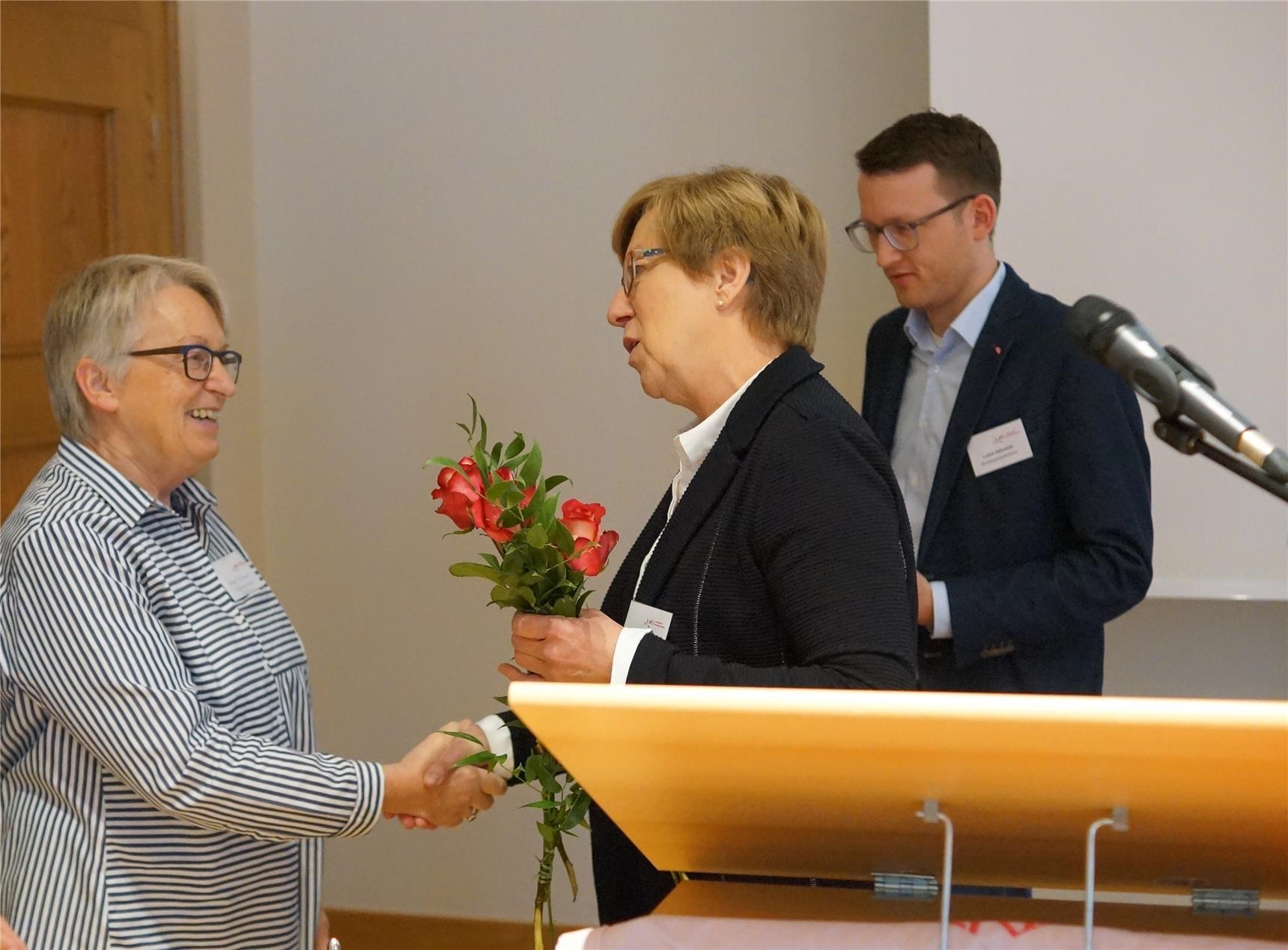 Bundestagung 2019 - Marlies Busse dankt Helga Gotthard (CKD-Bundesverband)
